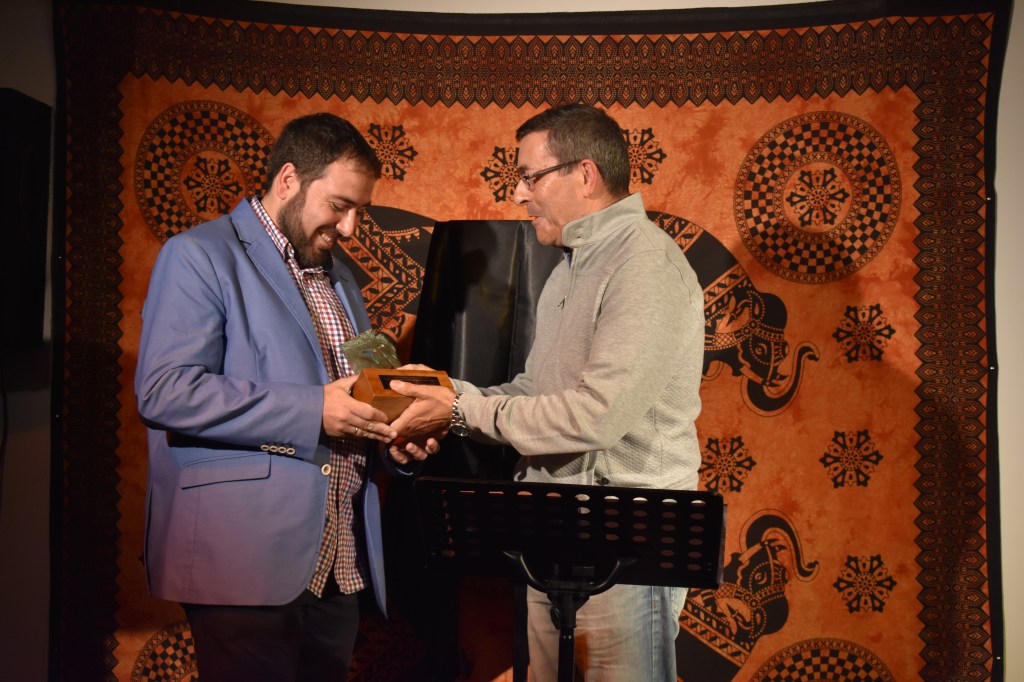 Javier Fernández drecibiendo de Vicente Hernández el Premio divulgación cultural en la Sierra Oeste de Madrid.
