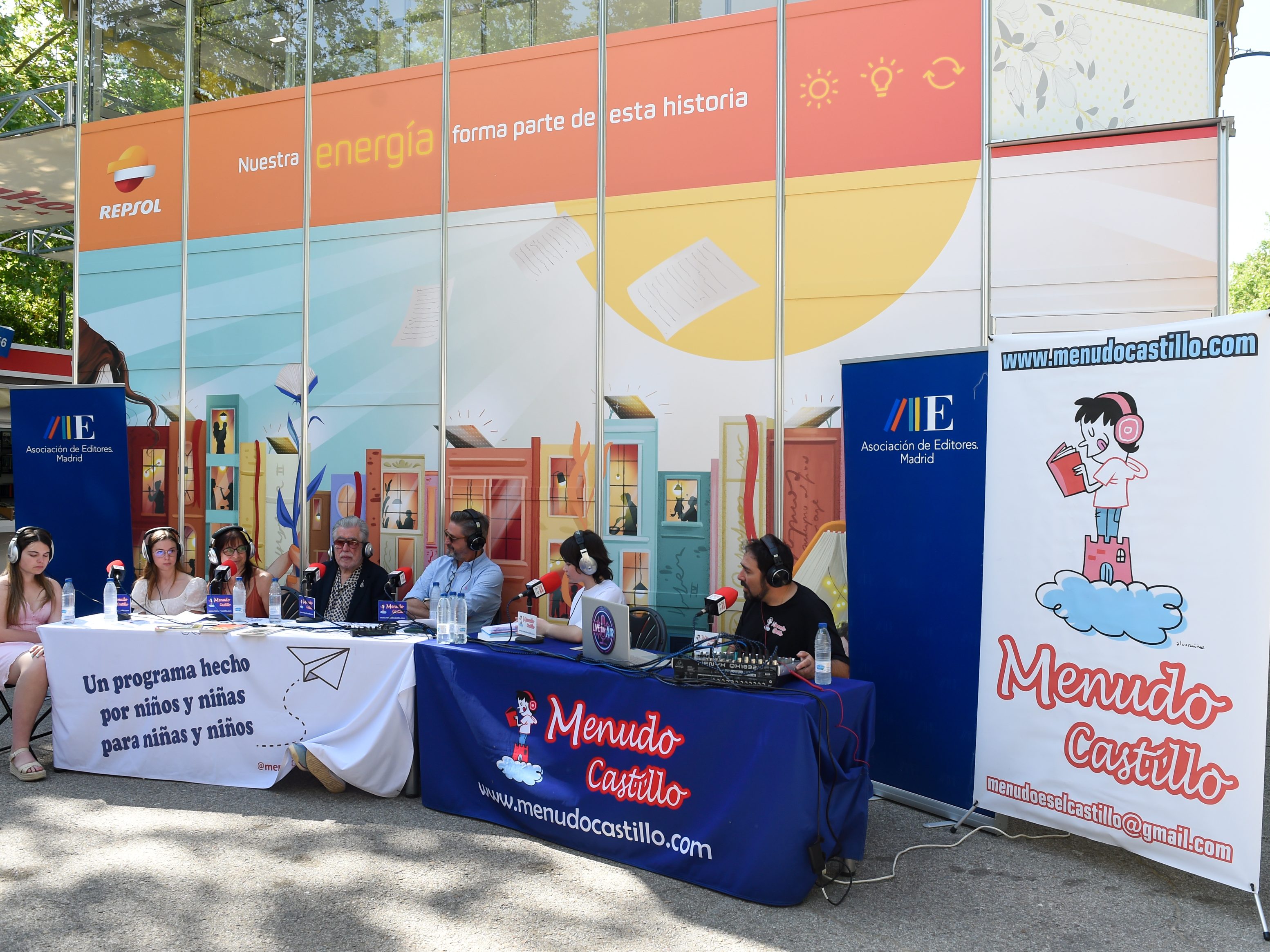 Ambiente, durante el día 16 de la Feria del Libro de Madrid. 

