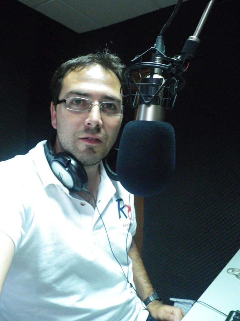 Javier Fernández en el Micrófono de Radio 21 Sierra Oeste de Madrid. Estudios de Navas del Rey