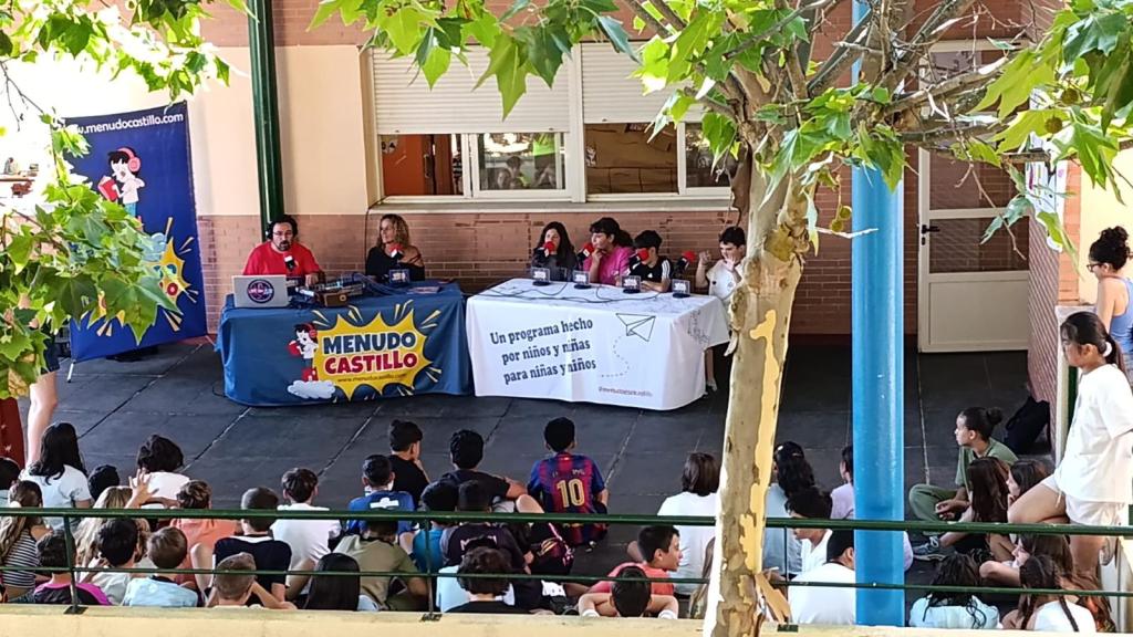 Una de las grabaciones de Menudo Castillo desde un colegio