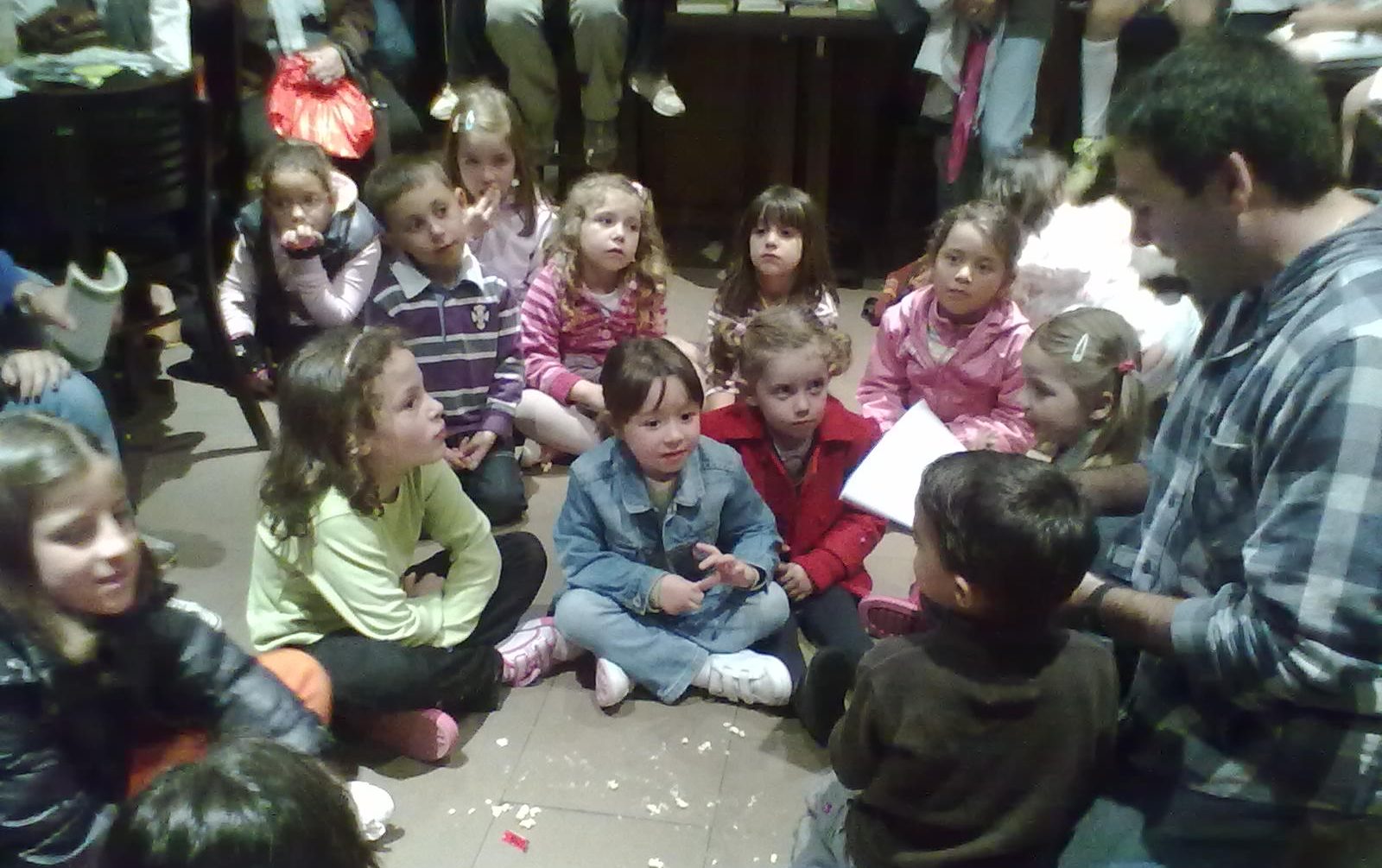 Un improvisado encuentro de autor con peques muy muy peques en Navas del Rey.