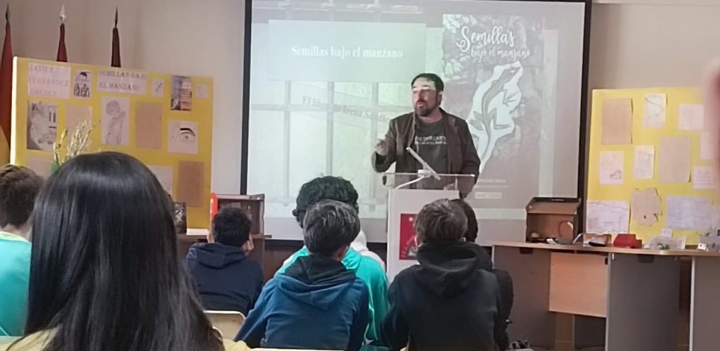 Momento de un encuentro literario en un instituto de educación secundaria
