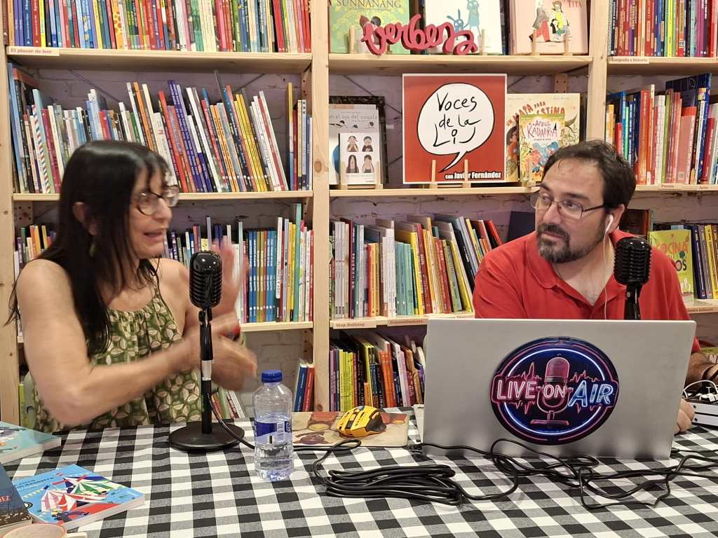 Con Mónica Rodríguez, la primera invitada a Voces de la LIJ