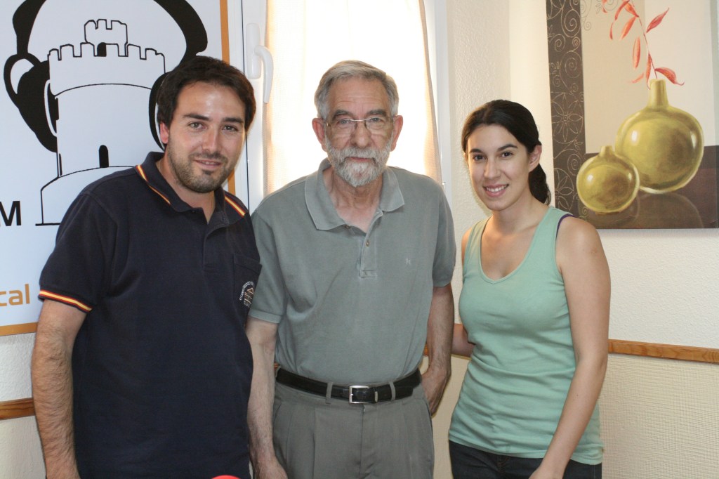 Foto de Silvia Lozano y Javier Fernández, junto a Carlos Reviejo.