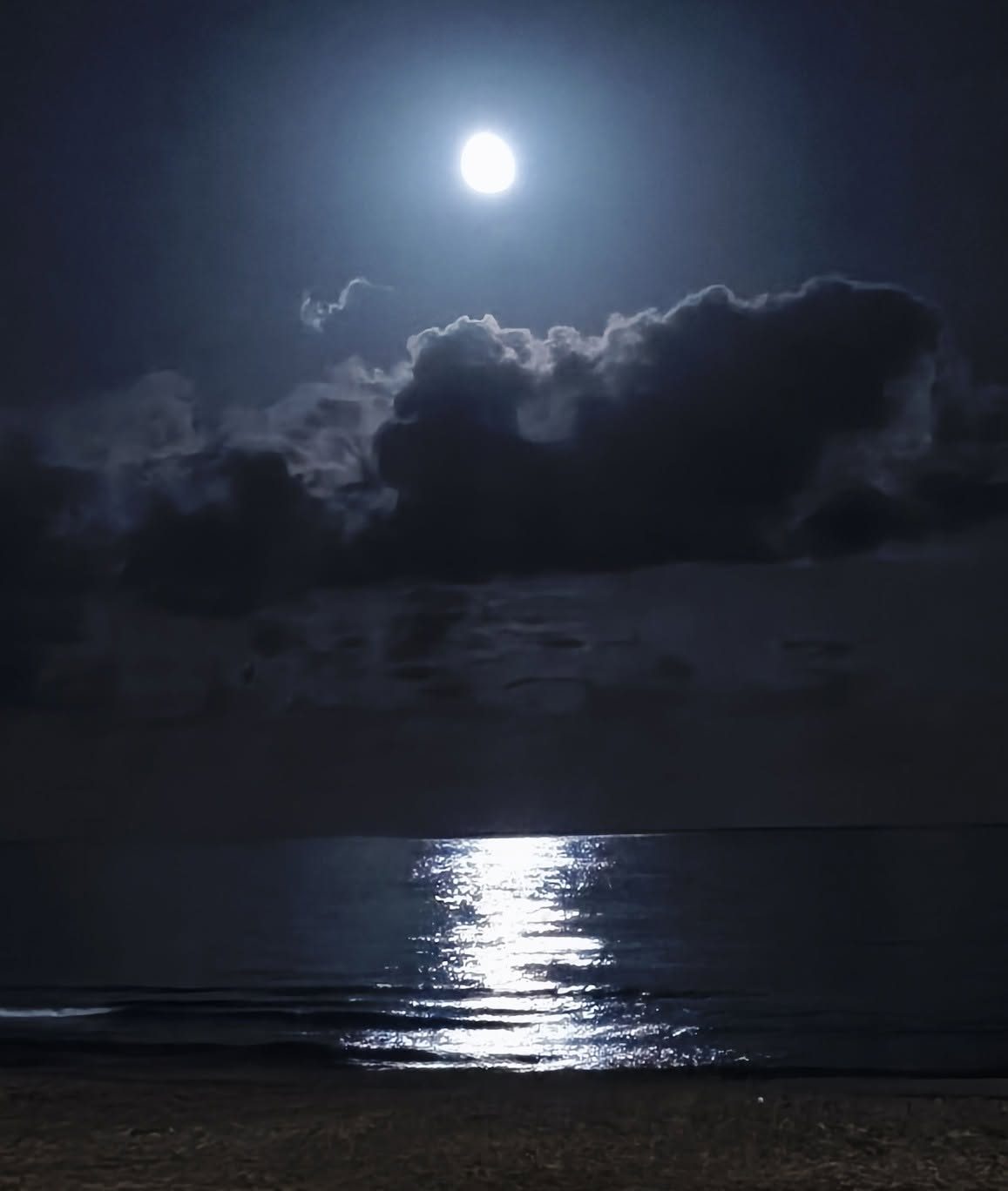 La luna reflejando su haz de plata en el mar